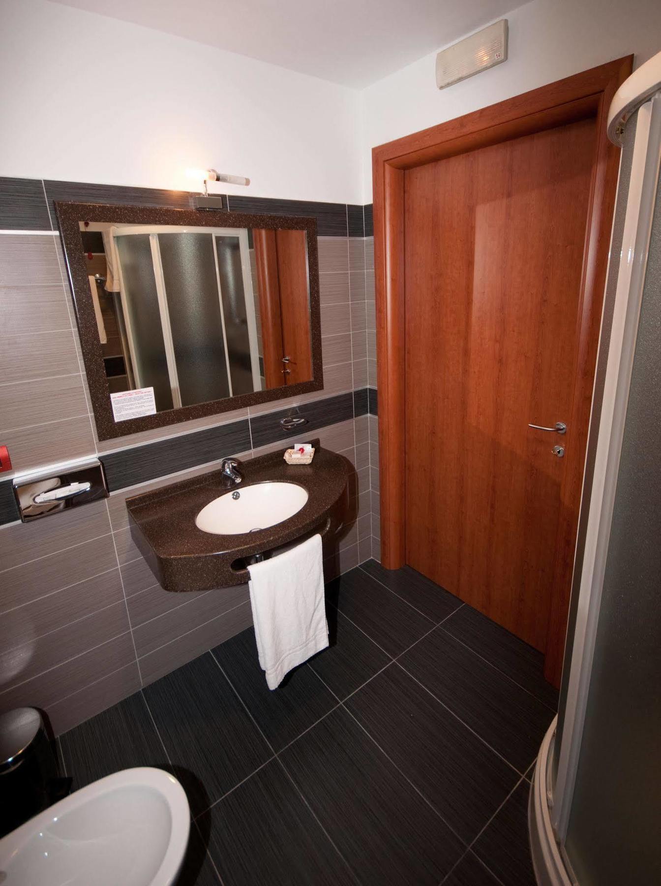 Hotel Brindor Poirino Экстерьер фото