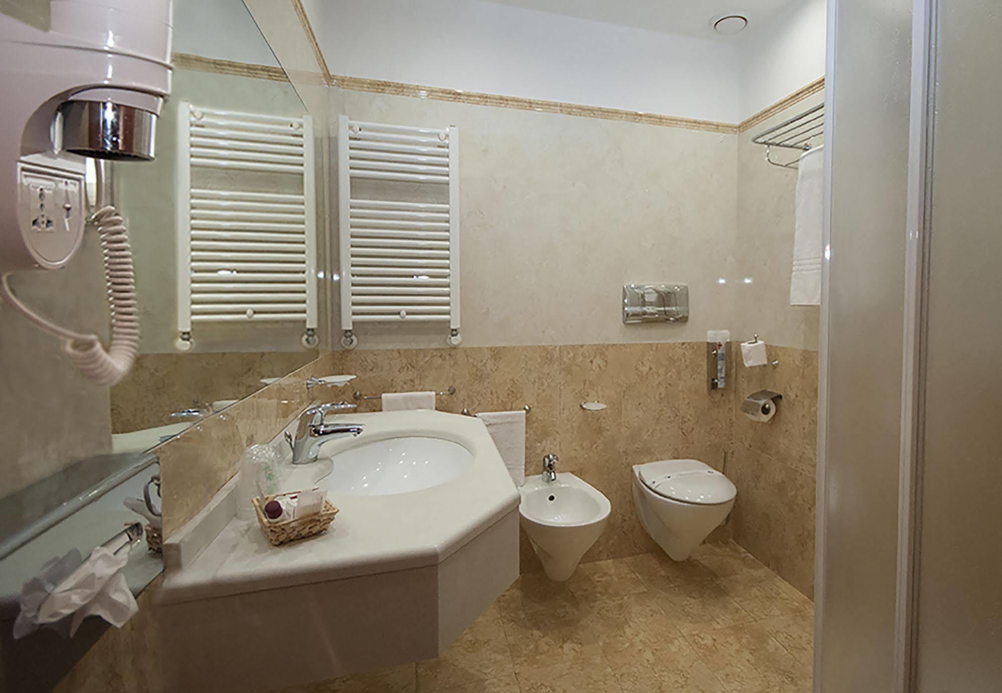 Hotel Brindor Poirino Экстерьер фото