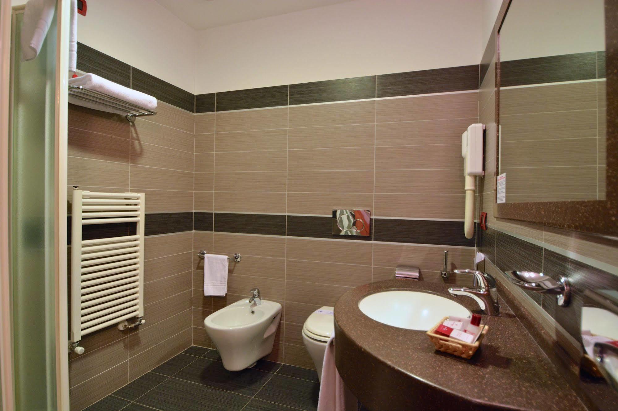 Hotel Brindor Poirino Экстерьер фото